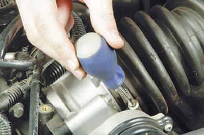 Снятие и установка воздушного фильтра и глушителя шума впуска Форд мондео 4 (2007-2014)