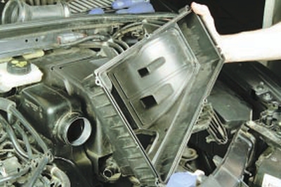 Снятие и установка воздушного фильтра и глушителя шума впуска Форд мондео 4 (2007-2014)