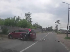 Невнимательный мотоциклист влетел в автомобиль