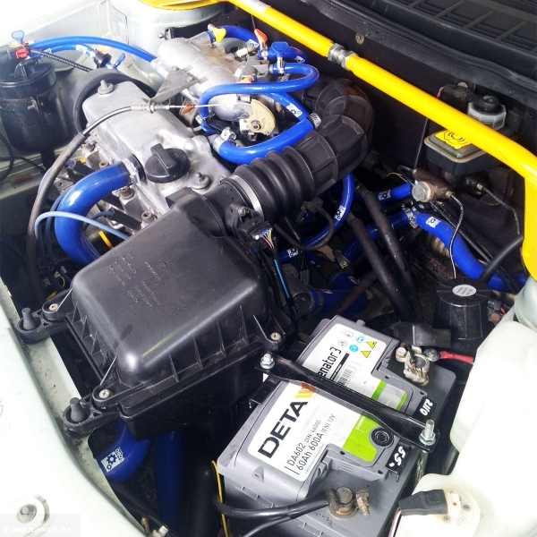 Новые силиконовые шланги систем отопления и охлаждения двигателя в моторном отсеке ВАЗ-2110
