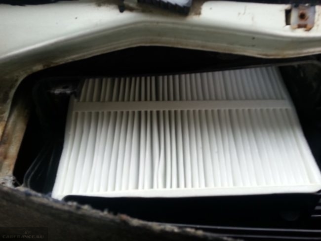 Новый фильтр очистки воздуха в салоне автомобиля ВАЗ-2110