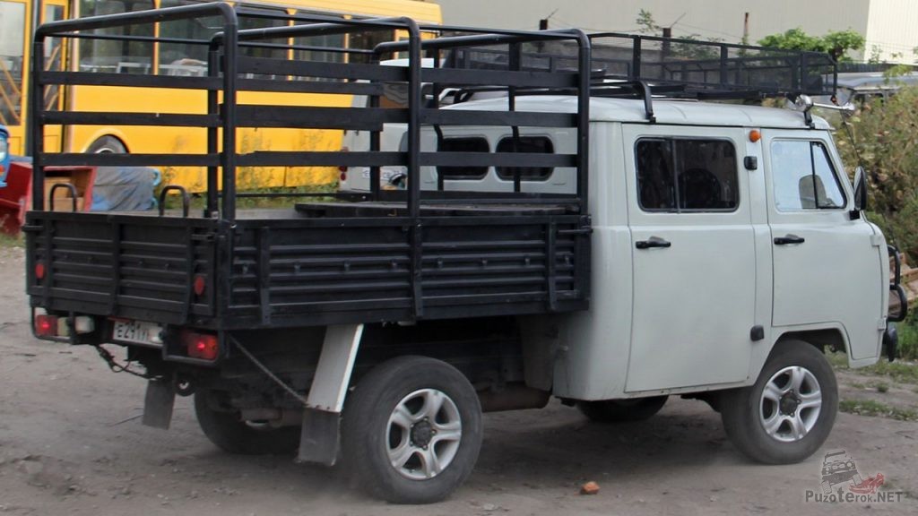 УАЗ Фермер с багажником на крыше и дугами на кузове
