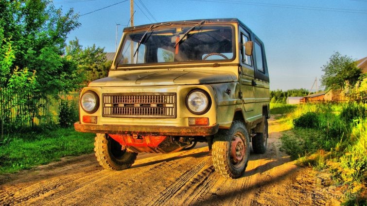 Луаз едет по деревенской грунтовке