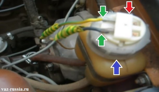 Отворачивание верхней крышки тормозного бачка и её снятие, после чего, выкачивание жидкости из тормозного бачка и замена самого цилиндра